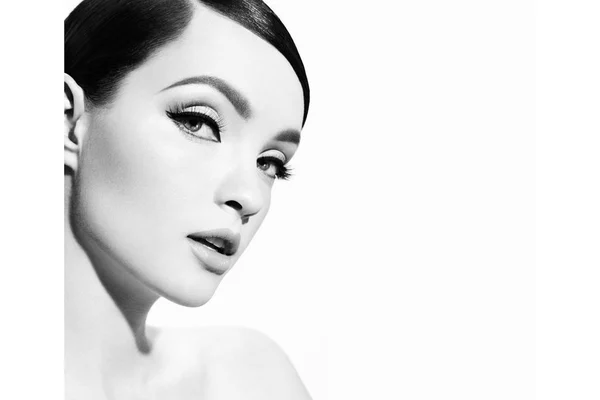 Holiday Beauty: Fake It With False Lashes